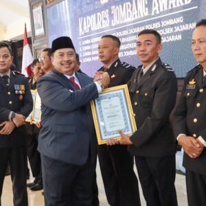 *Tasyakuran Hari Bhayangkara ke-79, Polres Jombang Berikan Penghargaan kepada Bupati, Dandim dan Pemenang Lomba*