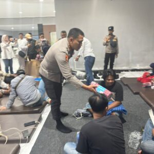 *Polresta Banyuwangi dan ASDP Beri Puluhan Selimut dan Matras di Posko Ketapang untuk Keluarga Korban KMP Tunu Pratama*