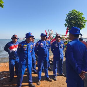 Polres Situbondo Terjunkan Personel Amankan Tradisi Petik Laut dan Selamatan Desa Kilensari*
