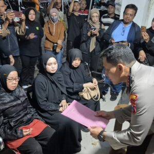 *Kapolresta Banyuwangi Serahkan Korban KMP Tunu Pratama Jaya Asal Malaysia kepada Keluarga untuk Dimakamkan*