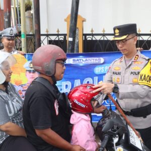 *Hari Pertama Operasi Patuh Semeru 2025 Polres Trenggalek Bagi – bagi Helm Gratis*