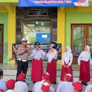 Operasi Patuh Semeru 2025, Polres Mojokerto Edukasi Pelajar Tertib Lalin dan Berbagi Helm Gtatis*