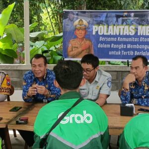 *Polantas Menyapa : Polres Bondowoso Beri Edukasi Komunitas Ojol di Operasi Patuh Semeru 2025*