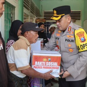 *Kapolres Probolinggo Serahkan Bantuan Untuk Warga Terdampak Gempa di Tiris*