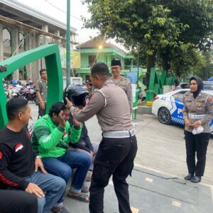 Operasi Patuh Semeru 2025, Polres Ponorogo Beri Helm Gratis untuk Ojol*