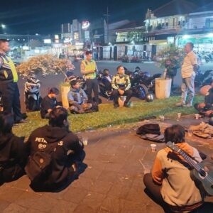 Polantas Menyapa : Polres Jember Ajak Komunitas Motor Jadi Pelopor Tertib Berlalu Lintas*