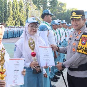 Dekat dan Bersahabat, Polisi Blusukan ke Sekolah Edukasi Tertib Lalin dan Berbagi Hadiah untuk Pelajar di Nganjuk*