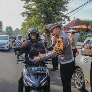 Bukan Razia Biasa, Polres Jember Jadikan Operasi Patuh Semeru Aksi Senyum dan Cokelat untuk Keselamatan*