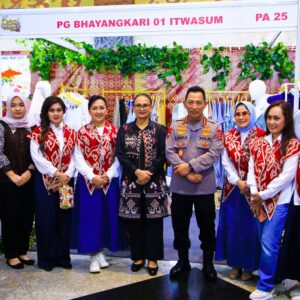 Kapolri Tinjau Bazar Kreasi Bhayangkari Nusantara 2025, Dorong Pertumbuhan UMKM