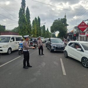 *Lakukan Pengawalan Polres Jember Perlancar Jalur Pendistribusian BBM, Masyarakat Dihimbau Tidak Panic Buying*