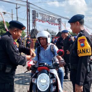 *Sambut Hari Kemerdekaan RI ke – 80 Brimob Polda Jatim Berbagi 2000 Bendera Merah Putih di Pamekasan*