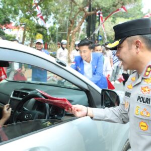 *Dorong Semangat Nasionalisme, Kapolres Bangkalan Bagi – bagi Bendera Merah Putih*