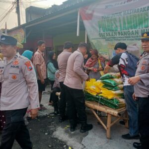 *Polres Lamongan Salurkan 27 ton Beras Melalui Bazar Gerakan Pangan Murah*