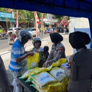 Kolaborasi Polisi dan Bulog Gelontorkan 108 Ton Beras Murah di Banyuwangi*