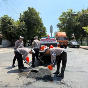 Peduli Keselamatan Masyarakat Polantas Polres Situbondo Tambal Jalan Berlubang Cegah Laka*