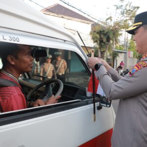 Tebar Semangat Merah Putih Kapolres Jember Turun Jalan Berbagi Bendera dan Cokelat Bagi Pengendara*