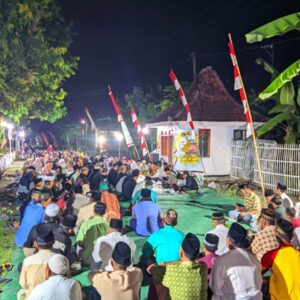 Doa Bersama  Malam Tirakatan Peringatan HUT Kemerdekaan RI ke-80 Ditandai Dengan Tumpengan.