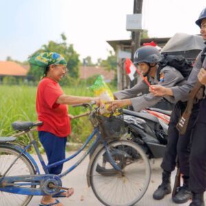 *Tanamkan Nasionalisme 247 Siswa SPN Polda Jatim Gelar Ekspedisi Darat, Bagikan 800 Bendera dan Bansos*