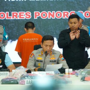 Polres Ponorogo Ungkap Produksi Obat Ilegal, Ribuan Botol Diamankan*