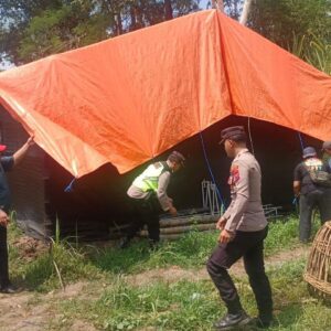 *Polisi Bongkar Dua Lokasi Arena Judi Sabung Ayam di Malang*