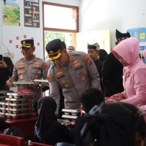 *Polresta Banyuwangi Launching SPPG Salurkan Makan Bergizi Gratis 1.218 Siswa di Watukebo*