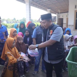*Ziarah ke Makam Pahlawan Nasional dan Beri Bantuan Guru Ngaji Warnai Hari Juang Polri di Situbondo*