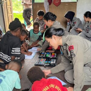 Polri Tanamkan Semangat Belajar kepada Anak-Anak di Kampung Yunad Melalui Pendekatan Humanis*