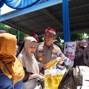 Wakapolri Beri Perhatian Khusus Kepada Biarawati dan Lansia Saat Bakti Sosial di Polsek Genuk*