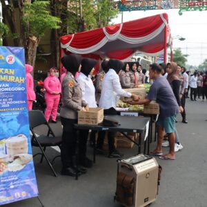 Polwan Polres Bojonegoro Gelar Bakti Kesehatan di CFD, Warga Antusias Serbu Layanan Gratis*