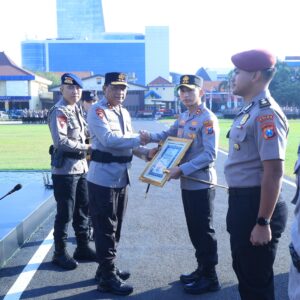 *Kapolda Jatim Beri Penghargaan 73 Personel Berprestasi 4 Diantaranya Terima KPLB*