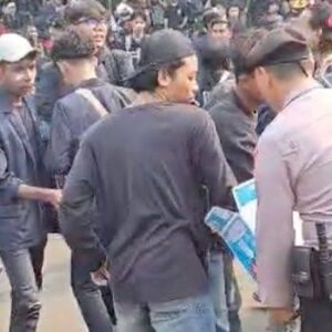 Polisi Bagikan Air Mineral kepada Massa Demo di Senayan