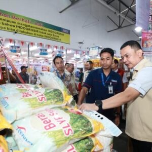 Gerakan Pangan Murah, Polda Jatim Gandeng Bulog Salurkan 2 Ton Beras Rp 11 ribu*