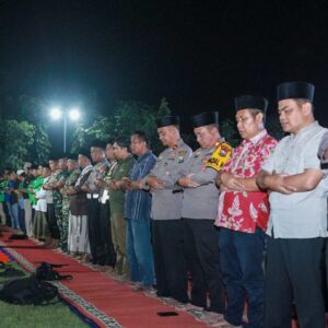 Polres Jombang Bersama  Ratusan Driver Ojol Gelar Salat Gaib dan Doa Bersama Untuk Affan Kurniawan*