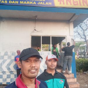 Ojol & Warga Kompak Bersihkan Pos Polisi yang Dibakar Massa di Surabaya