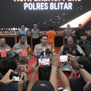 *Polisi Amankan 41 Orang Pascakerusuhan di Gedung DPRD Kabupaten Blitar 12 Orang Ditetapkan Tersangka*