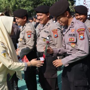 Bunga dan Jeruk Simbol Kepedulian Masyarakat untuk Polres Batu*