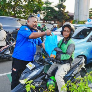 *Buruh KSPSI dan Polri Adakan Bakti Sosial, Ratusan Paket Sembako Dibagikan kepada Warga*