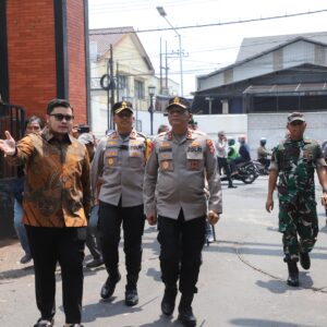 *Kapolda Jatim Tinjau Titik Kerusakan di Kediri Raya, Himbau Masyarakat Turut Jaga Kamtibmas*