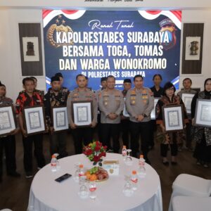 *Kapolrestabes Surabaya Beri Penghargaan Kapolsek Wonokromo dan Toga Tomas atas Peran Aktif Jaga Kamtibmas*