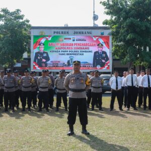 Kapolres Jombang Berikan Penghargaan kepada 17 PNPP Berprestasi*
