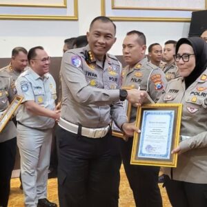 *Berhasil Ungkap Kasus Tabrak Lari, Satlantas Polres Sumenep Terima Penghargaan dari Polda Jatim*