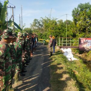 Karya Bhakti Bersih Sungai Desa Made Dan Bagikan Sembako Serta Pengobatan Gratis Dalam Rangka HUT TNI Ke -80