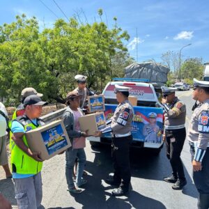 Hari Lalu Lintas Bhayangkara ke-70 Polres Situbondo Berbagi Sembako dan Rompi untuk Supeltas*