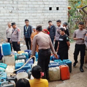 Polres Pasuruan dan PMII Salurkan 6.000 Liter Air Bersih ke Desa Karangjati Lumbang*