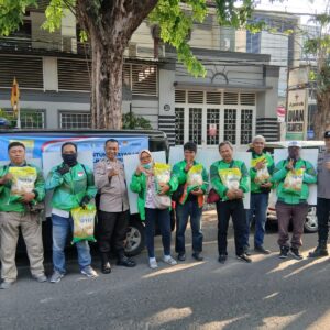 *Polres Gresik Gelar Gerakan Pangan Murah Masyarakat dan Driver Ojol Sumringah*