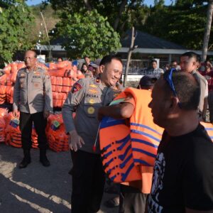 Kapolda Jatim Kunjungi Kelompok Nelayan dan Sadar Wisata di Pantai Pasir Putih Situbondo, Beri Bantuan Alat Keselamatan dan Sembako*