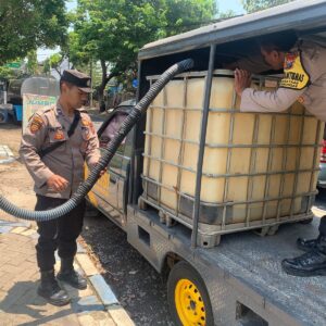 *Polisi Tangani Kekeringan di Winongan Pasuruan Sulap Mobil Patroli Jadi Armada Air Bersih*