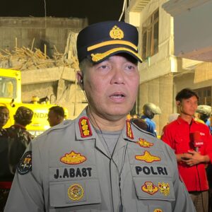 *Polda Jatim Bantu Evakuasi Korban Runtuhnya Bangunan Pesantren di Sidoarjo*