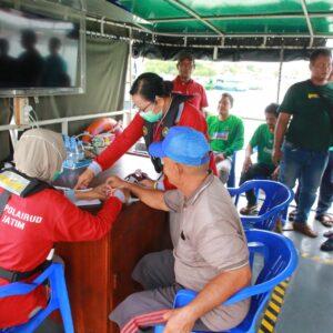 *Cepat Dekat dan Bersahabat Ditpolairud Polda Jatim Gelar Perpustakaan dan Klinik Terapung*