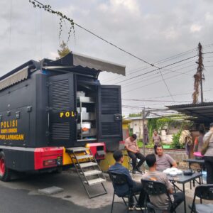 *Polda Jatim Dirikan Dapur Lapangan di Ponpes Al Khoziny Sidoarjo*